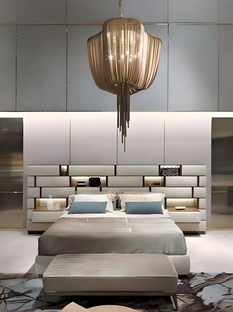 Luksus møder håndværk - vores nye statement-seng med elegante metalaccenter. ✨